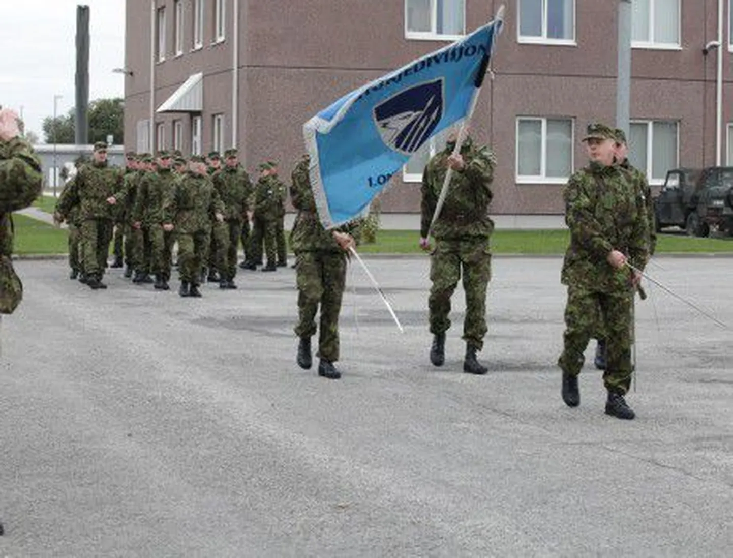 Õhutõrjujad tähistasid aastapäeva kahuripaukudega.