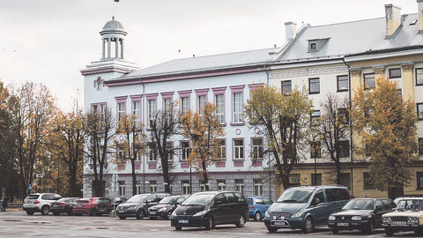 Aastaid tagasi on Narva Peetri platsil tasulise parkimise rakendamist proovitud, kuid see ei andnud tulemust − kohalikud peitsid oma autod majahoovidesse, turistidelt saadavast parkimistasust aga ei piisanud, et parkimiskorralduse kulusid katta.