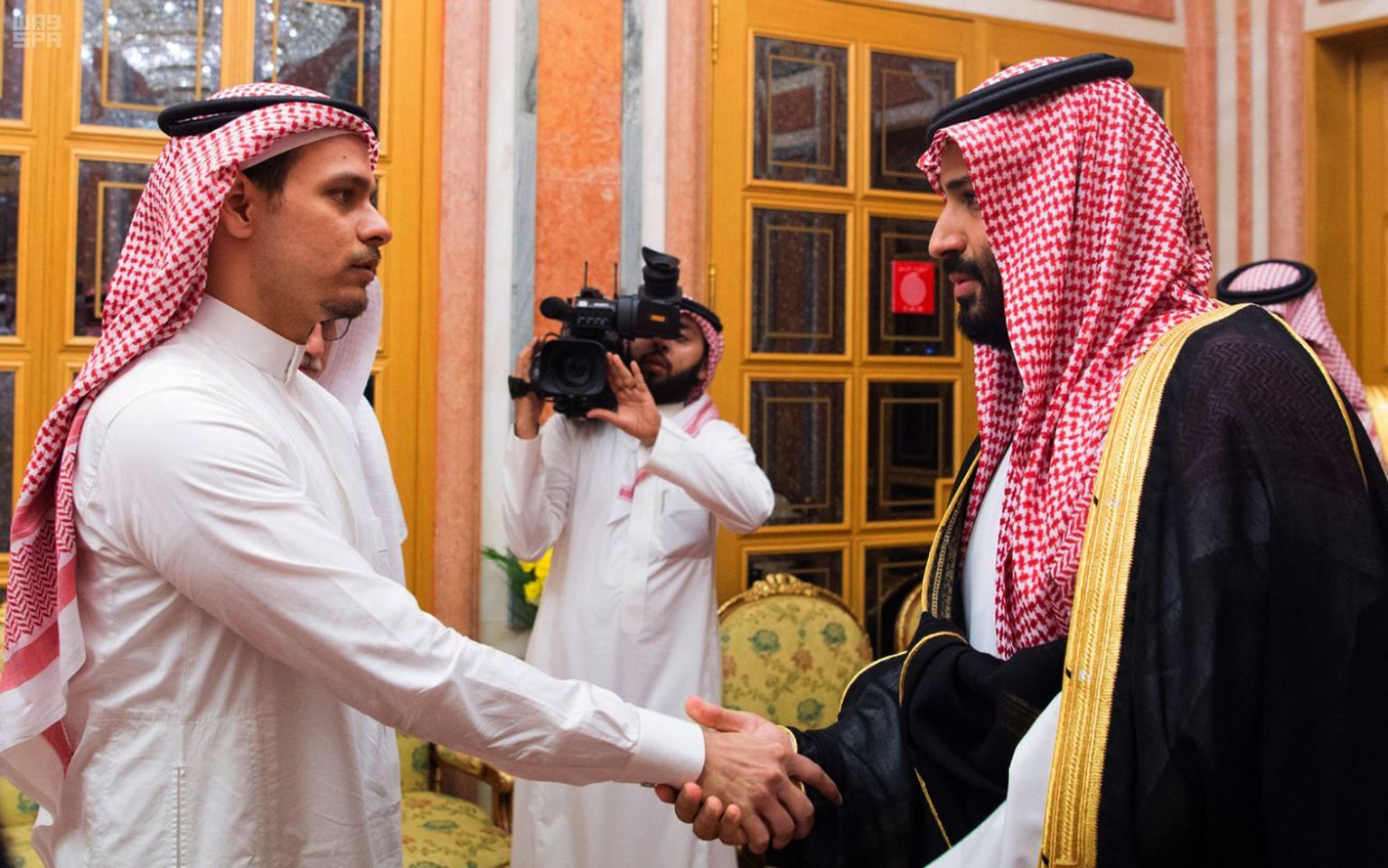 Saudi Araabia kroonprints Mohammed bin Salman 23. oktoobril Ar-Riyadis tapetud ajakirjaniku Jamal Khashoggi poja Salah Khashoggiga kätlemas.