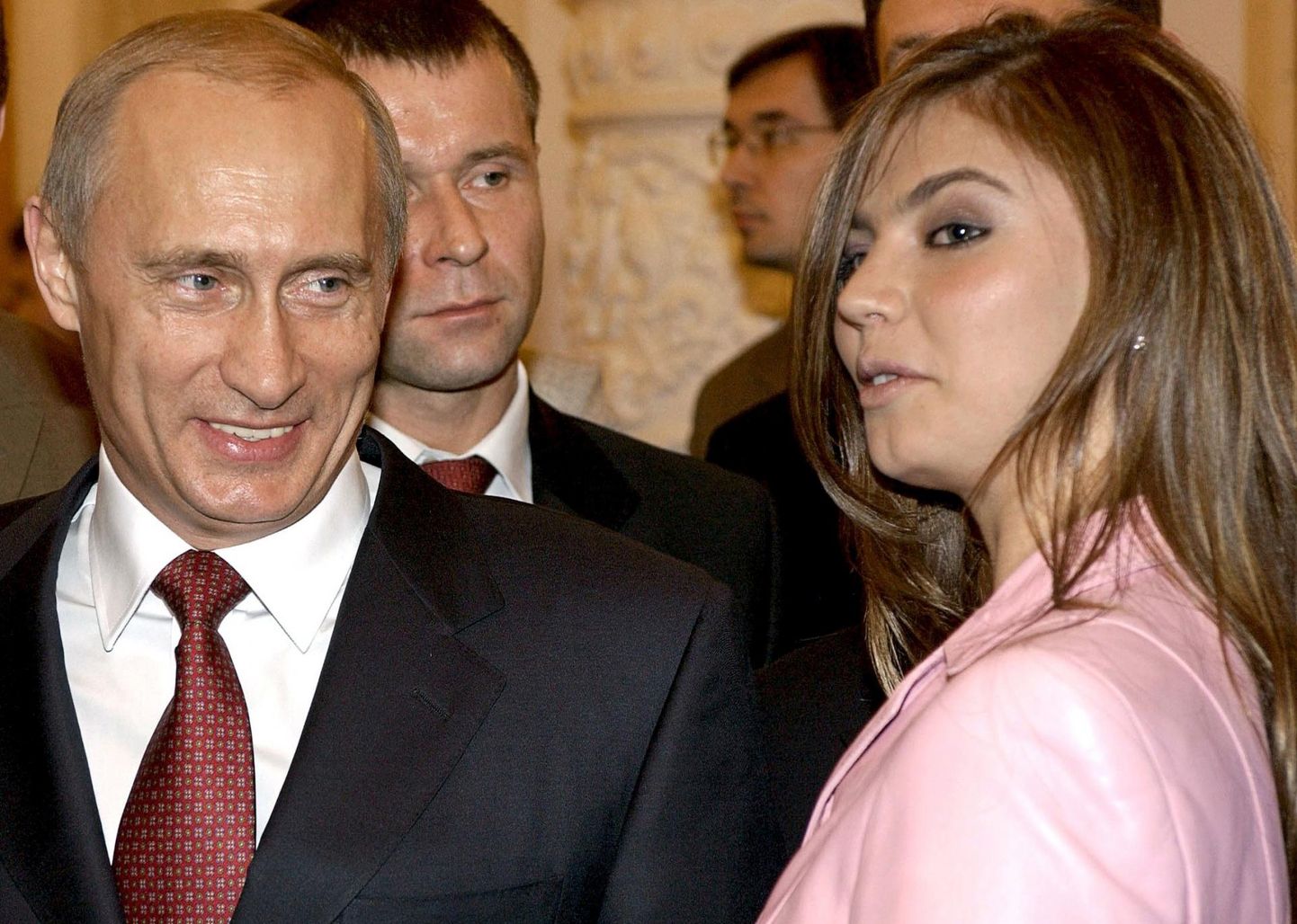 Vladimir Putin ja Alina Kabajeva 2004. aastal Vene olümpiameeskonna kohtumisel Kremlis. 