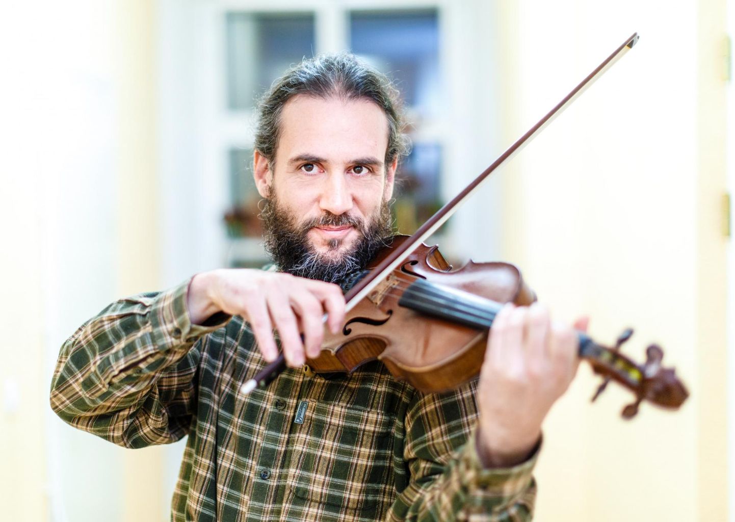 Valga muusikakooli viiuliõpetaja Florent Coubard lausus, et koolis toetatakse teda igati. Hästi saab ta läbi ka naabritega oma talu lähedal.