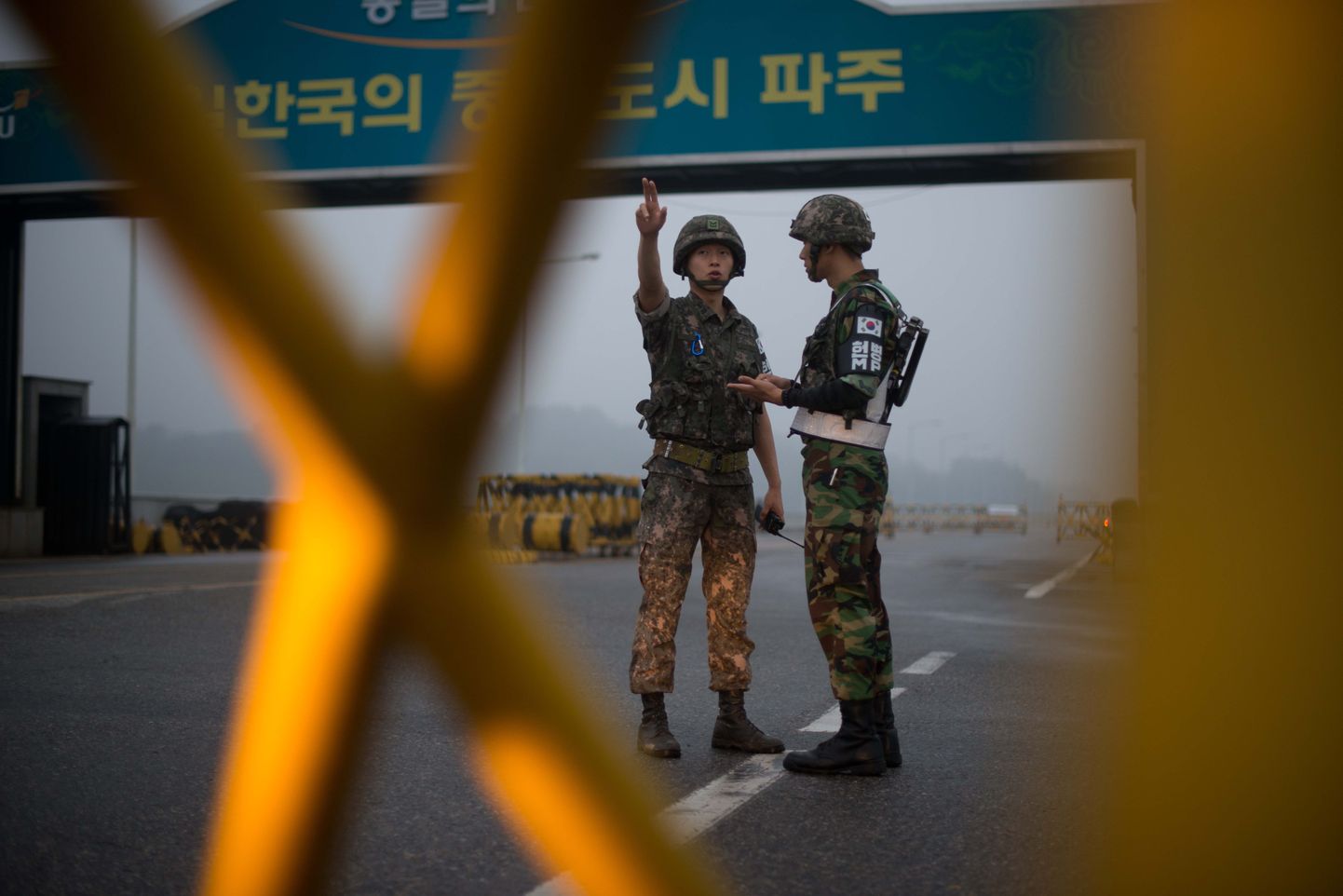 Lõuna-Korea sõdurid seisavad sõjaväe kontrollpunkti juures, kust viib tee Kaesongi tööstuspargi juurde.