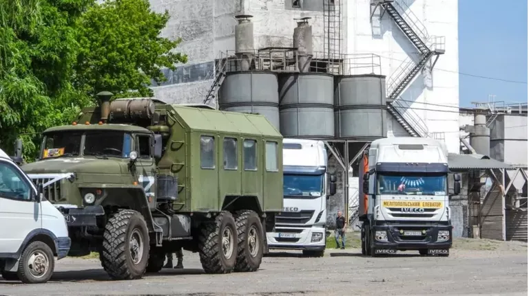 Российские военные возле элеватора в оккупированном Мелитополе