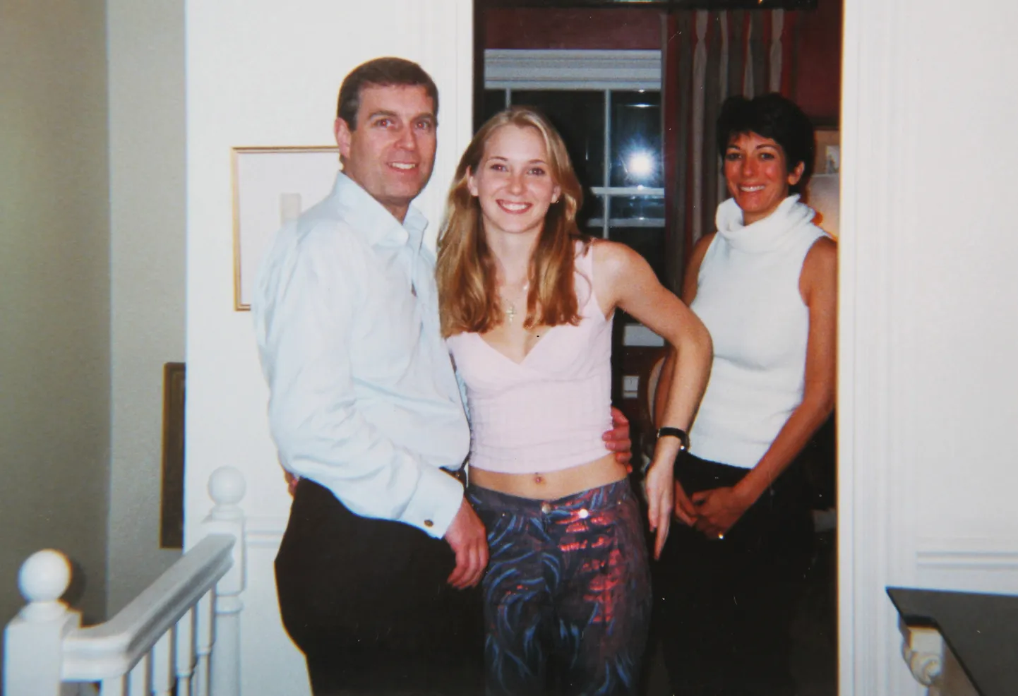 Saatuslik kaader. Prints Andrew, 15-aastane kupeldamise ohver Virginia Giuffre ja  Ghislaine Maxwell.