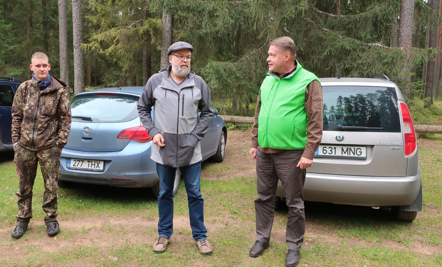 2020. aasta septembris toimunud arutelul jäid Palojärve ääres ühisele pildile metsakaitsja
Mati Sepp (vasakult), Postitee-äärse kogukonna esindaja Ott Rätsep ja metsaülem
Tiit Timberg.