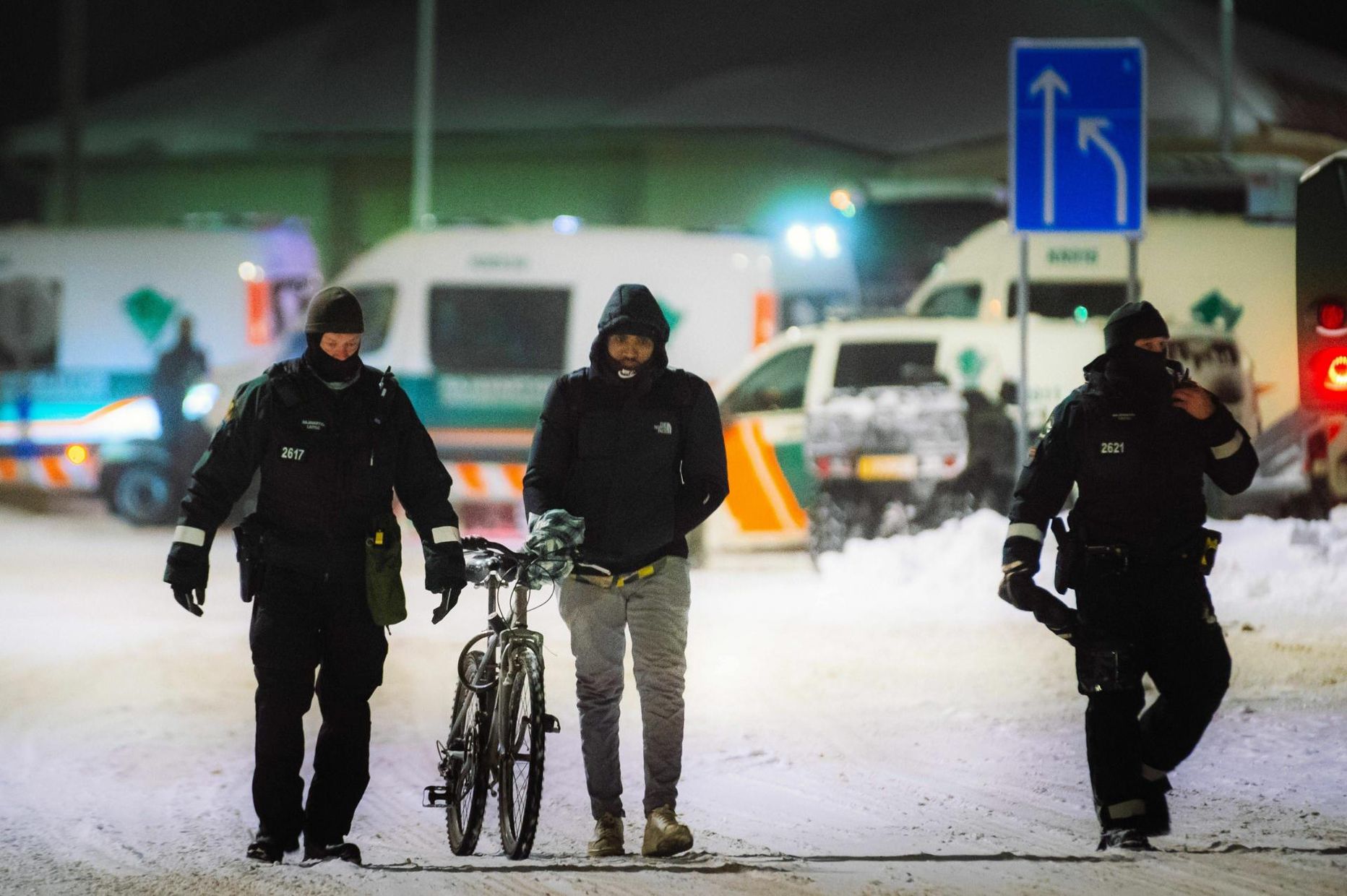 Jalgrattal Venemaalt saabunud migrant üleeile Soomes Vartiuse piiripunktis. Võrreldes nädalavahetusega eile seal varjupaigataotlejate arv kahanes, kuid mitukümmend inimest suundus põhja poole Salla ületuskohta. 
