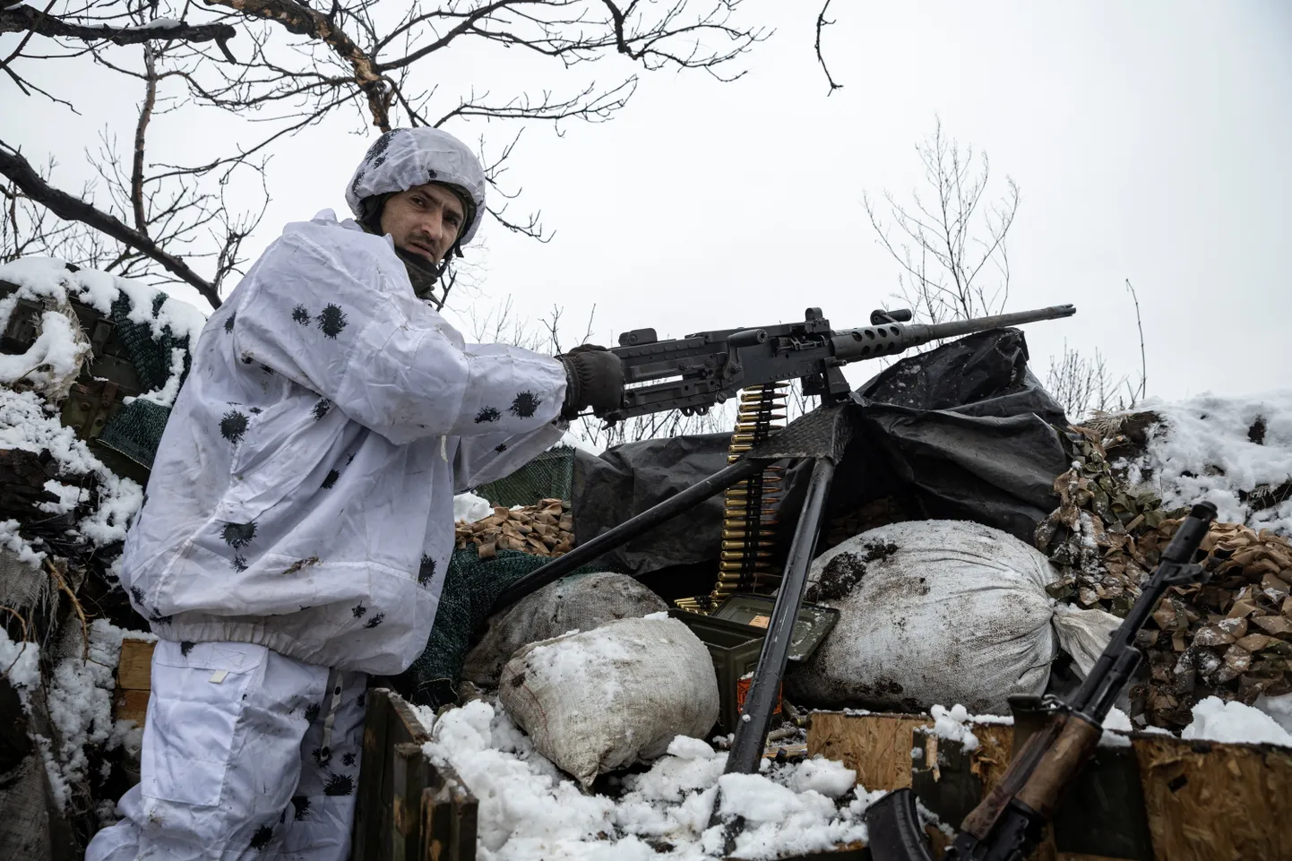 Ukraina armee 79. dessantbrigaadi sõdur M2 Browningi kuulipilduja taga eelmise aasta veebruaris Marjinka all, mis oli siis Vene vägede rünnakute all.