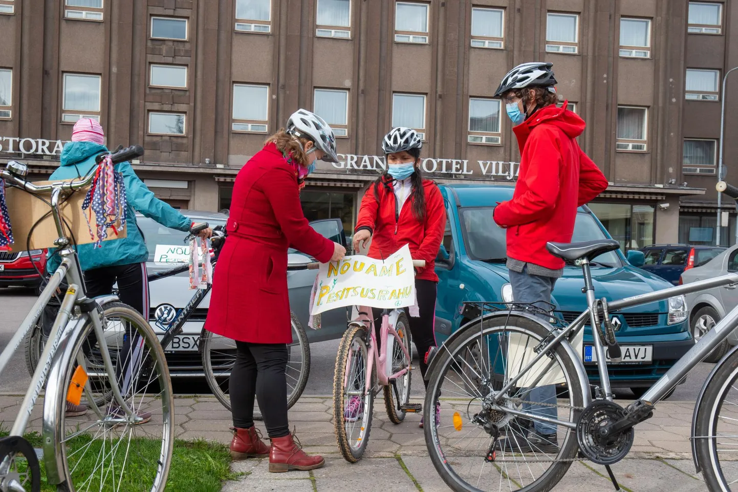 Lindude pesitsusrahu nõuti Viljandis jalgratastel.
 