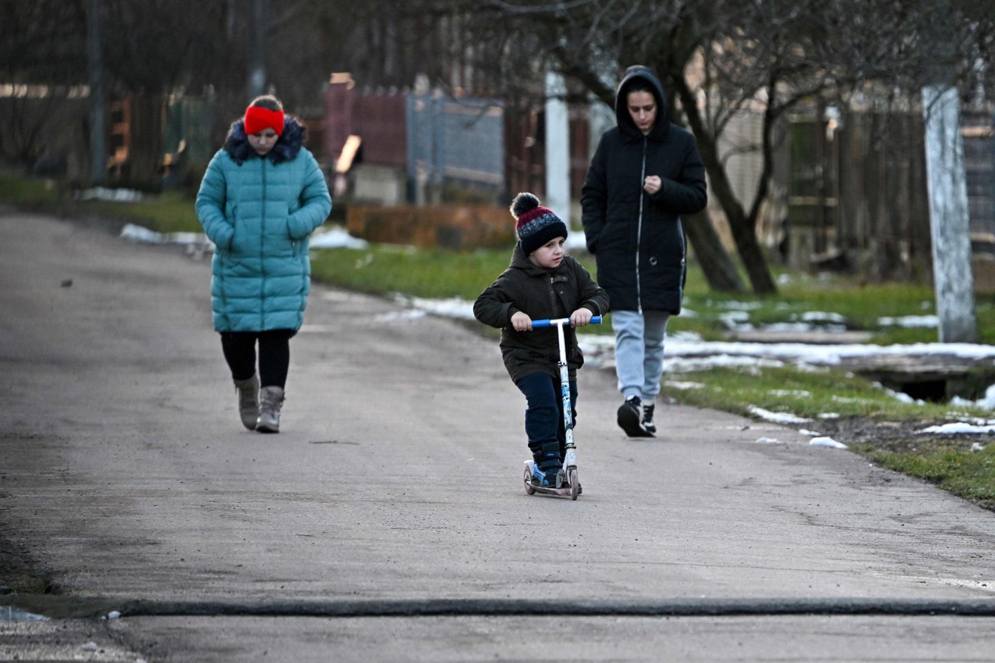Perekond kõnnib jaanuari lõpus ungarlastega asustatud Sjurte tänaval Taga-Karpaatia oblastis.