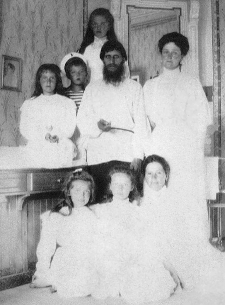 Cariene Aleksandra ar bērniem, medmāsu Mariju Višņakovu un Grigoriju Rasputinu.