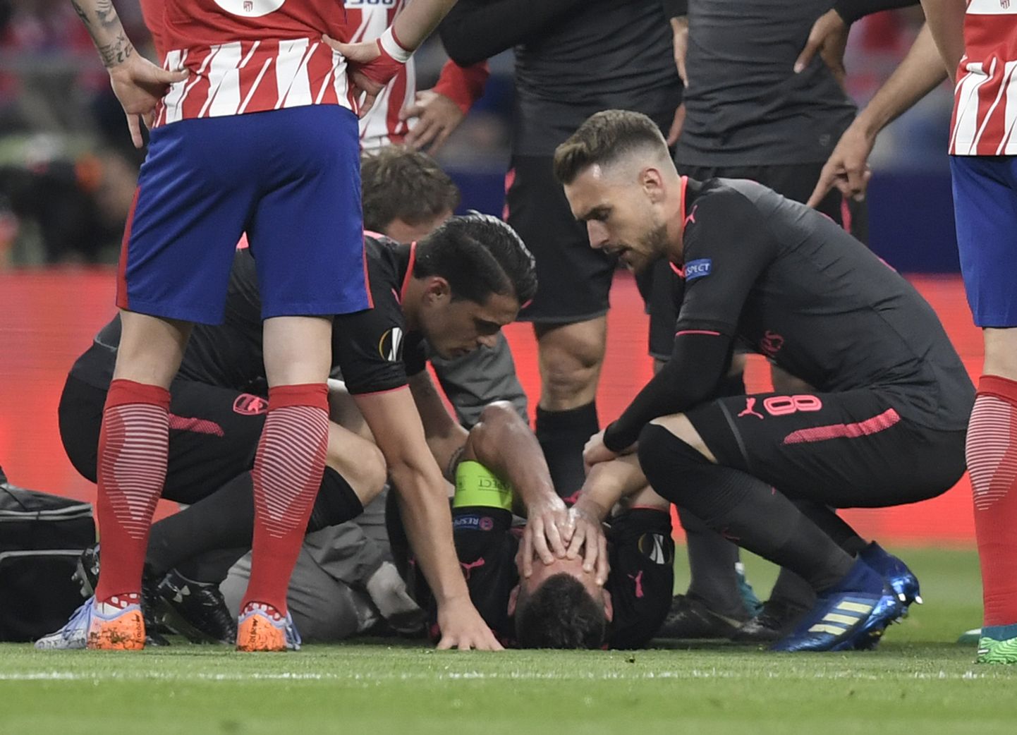 Arsenali mängijad lohutavad ränga vigastuse saanud Laurent Koscielnyt.
