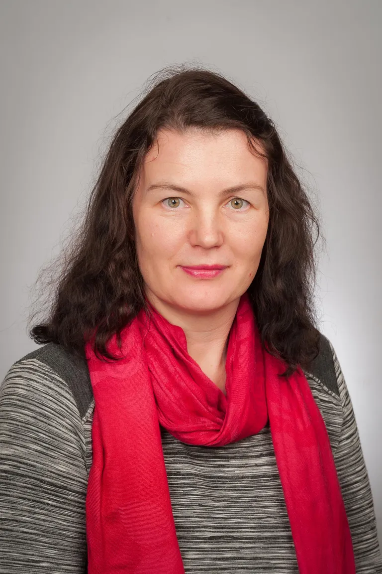Kristi Ilves, mulgi keele spetsialist.


«Usun, et eriolukord aitab kindlasti viiruse levikut aeglustada.
Et töötan tavaliselt kodus, pole mu elus väga suuri muutusi, ainult esinemised, koosolekud ja murderingid jäävad ära. Samas annab see võimaluse teha intensiivsemalt teisi asju. Mul on parajasti käsil ajalehe Üitsainus Mulgimaa kevadnumber, mulgi sõnaraamat ja mulgikeelne muinasjuturaamat. Tööd jätkub. Et lapsed on kodus, tuleb rohkem süüa teha ja nende õppimisel silm peal hoida.
Mis stress? Stress on ikka tublisti vähenenud, kui saan ärgata siis, kui uni ära läheb, teha asju oma tempos, käia iga päev koos laste ja koeraga pikalt õues ega pea iga päev uusi logistilisi plaane välja mõtlema, et kõik pereliikmed õigeks ajaks oma tegemiste juurde ja sealt tagasi saaksid. Oleme kodus ja naudime kevadet.»