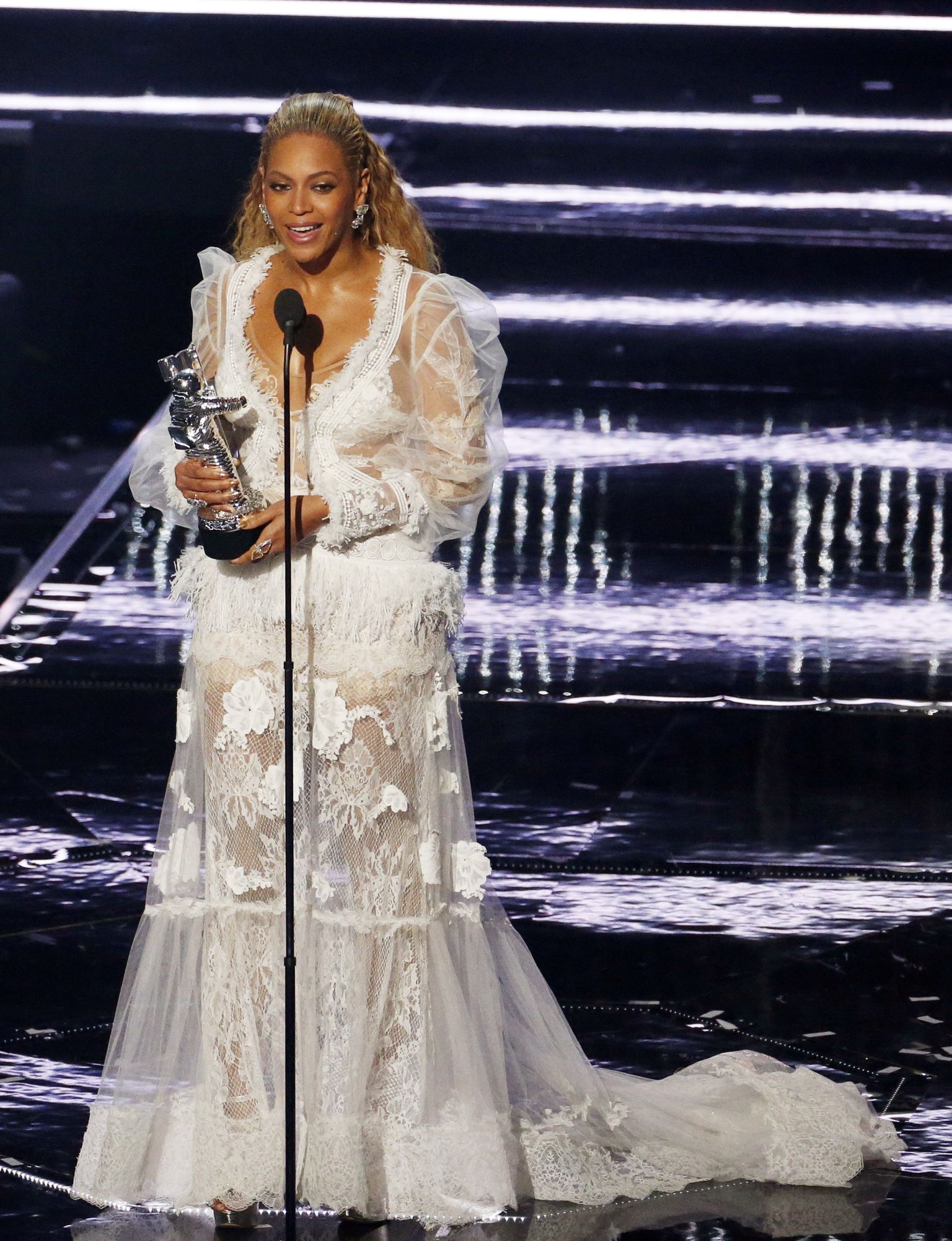 Beyonce 2016 MTV muusikaauhindade galal video auhinda vastu võtmas