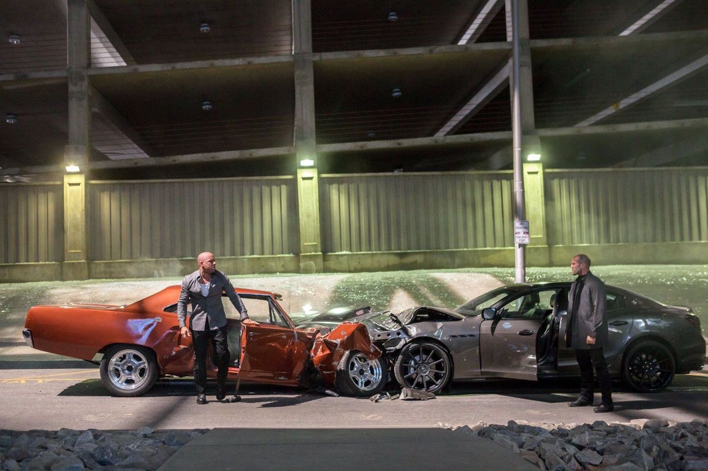 Dom Torettol (Vin Diesel) ja Deckard Shawl (Jason Statham) on probleem – parim viis selle lahendamiseks on autode laupkokkupõrge.
