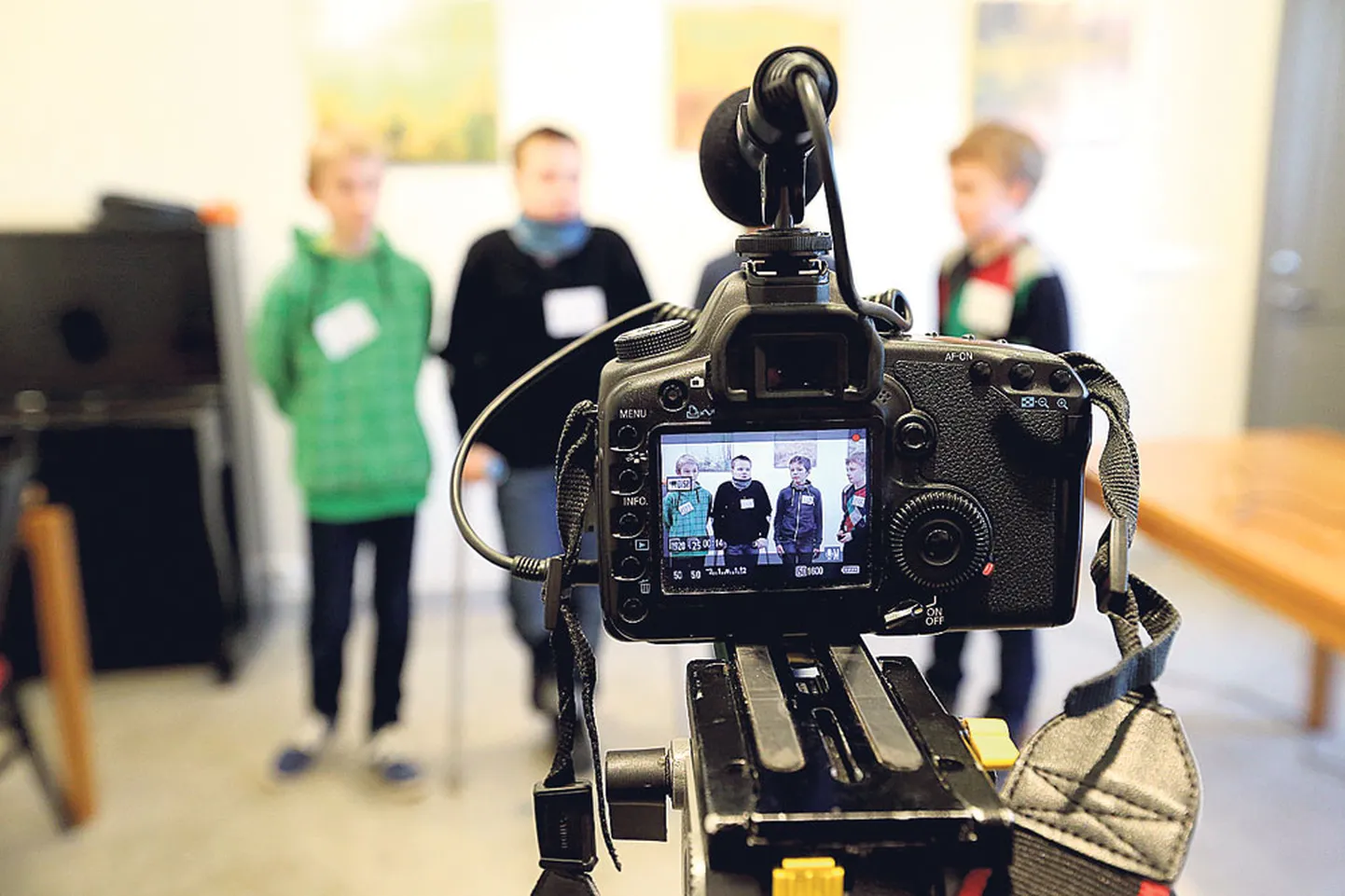 Kõigepealt paar fotot ja siis filmimine. Casting’u direktori ette on rivvi võtnud järjekordsed neli kandidaati.