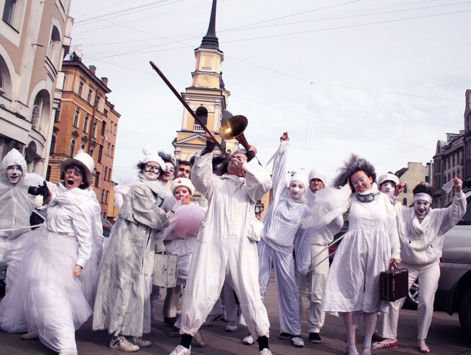 Peterburi Riiklik Teatriakadeemia toob Tallinna lavastuse «Meie ja väljak», kus kasutatakse klounaadi, pantomiimi ja erinevaid nukuteatri mängustiile.