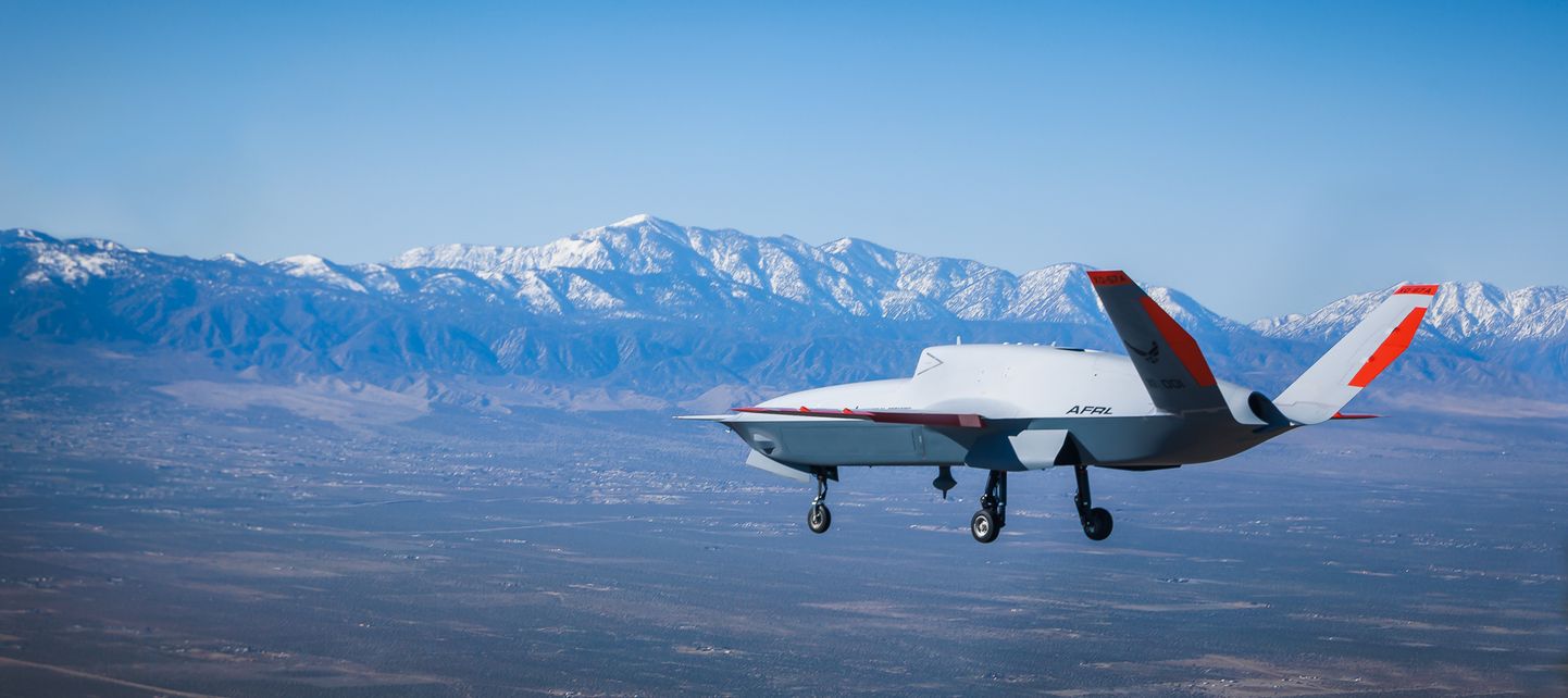 Sellised droonid nagu XQ-67A hakkavad vajadusel tulema tehase konveierilt väga kiiresti, maksavad vähe ning nende täiustamine ja arendus kestab aastate asemel kuid.