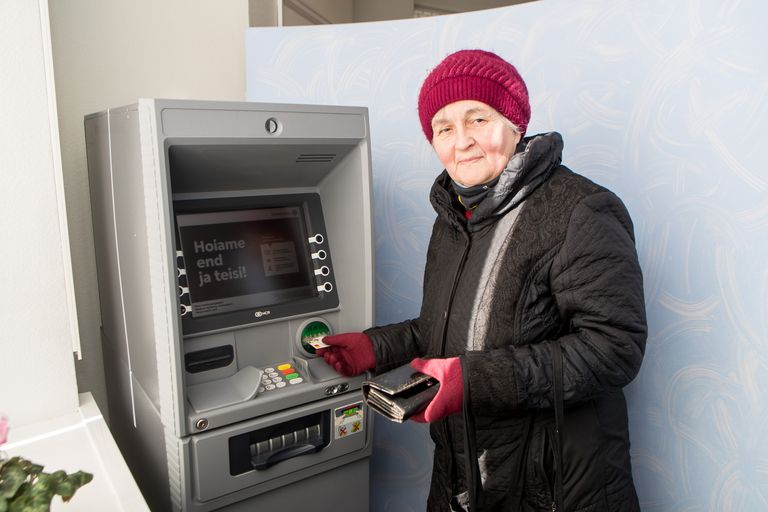 APARAADI JUURES: Orissaare eakate eestvedaja Marika Rauk kasutab ise küll enamasti pangakaarti, kuid teab, et paljude eakate jaoks on sularaha igapäevaselt väga oluline.