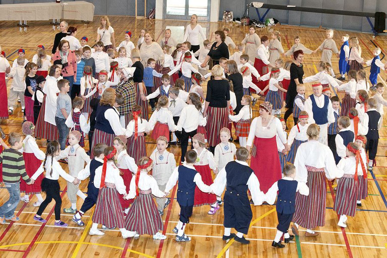 Igal aastal koguneb mitusada Mulgimaa last osa saama kodupaiga folkloorist. Tänavu kohtuvad nad juba 22. korda.