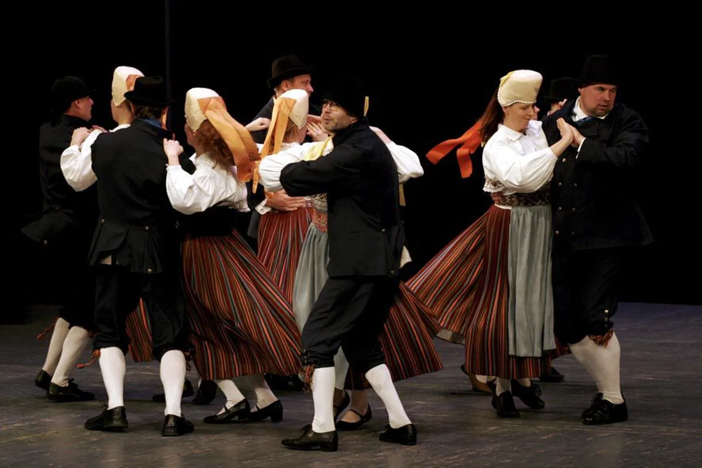 Koeru laste- ja noorterühma juhendajal ning tantsuloojal Anne-Ly Pihlakul (pildil paremal koos Mati Seirega) jääb aega üle ka ise segarühmas Karap tantsu lüüa.