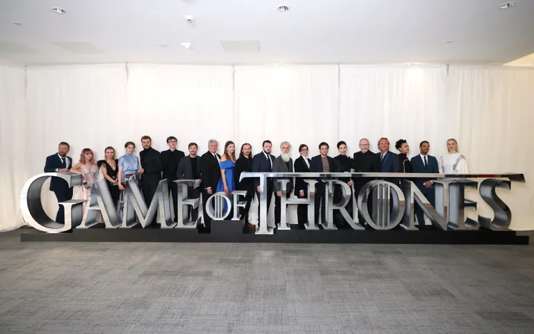 «Troonide mängu» näitlejad 12. aprillil Põhja-Iirimaal Belfastis kaheksanda hooaja avasündmusel. Vasakult: Richard Dormer, Maisie Williams, Kerry Ingram, Gemma Whelan, Pilou Asbaek, Issac Hempstead Wright, Joe Dempsie, Conleth Hill, Hannah Murray, Jerome Flynn, John Bradley, Chris Newman, Bernadette Caulfield, Kit Harington, Carice van Houten, Liam Cunningham, Richard Dormer, Nathalie Emmanuel, Jacob Anderson ja Sophie Turner