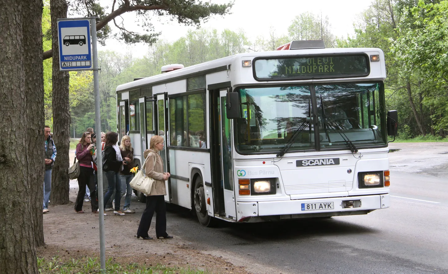 Päenu linnaliinibuss Niidupargi peatuses.