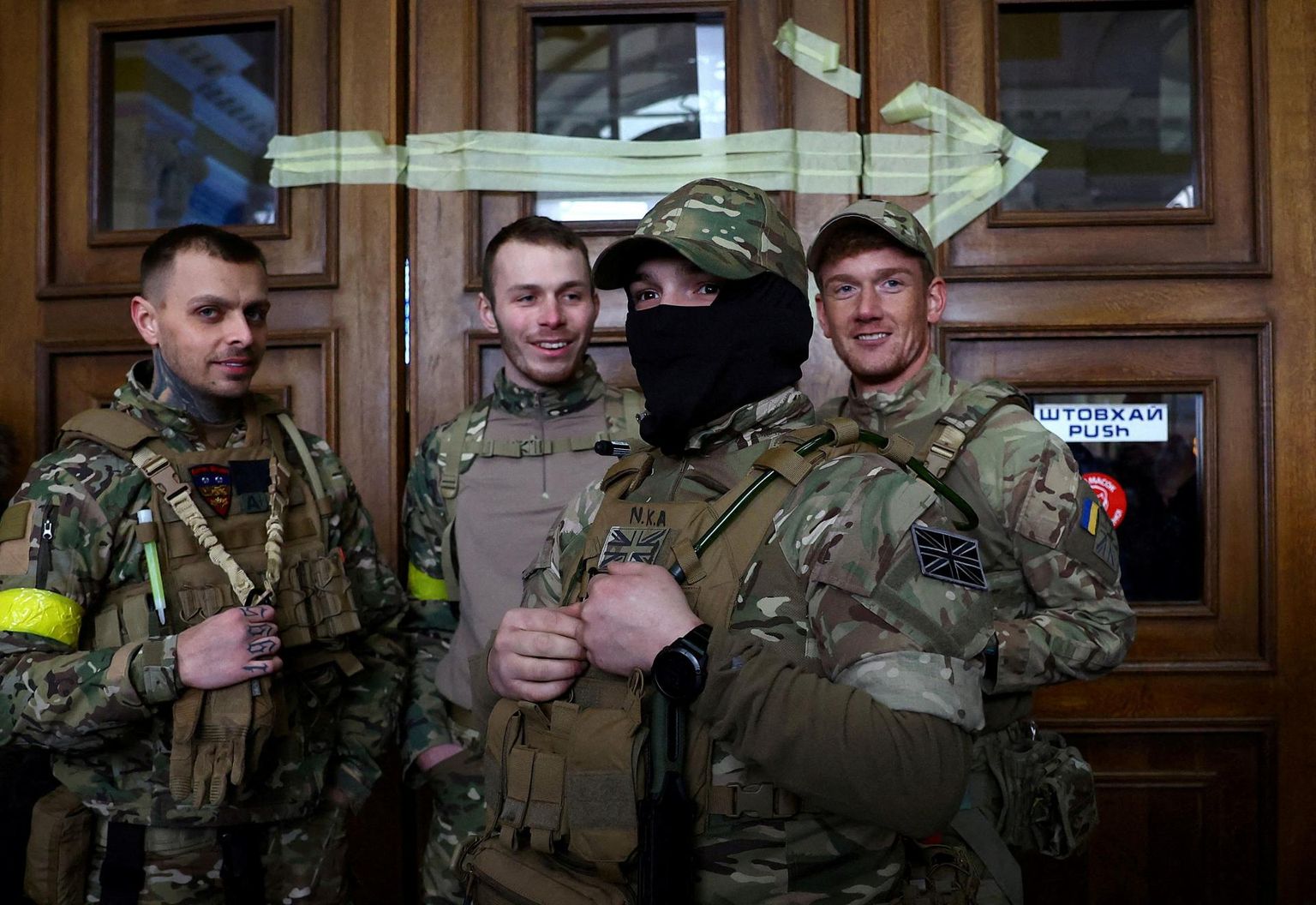 Ühendkuningriigist pärit välisvõitlejad poseerimas fotograafile enne Ukrainas rindele suundumist.