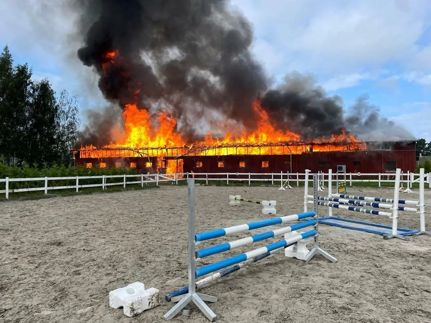 Hobusetall põles lahtise leegiga.