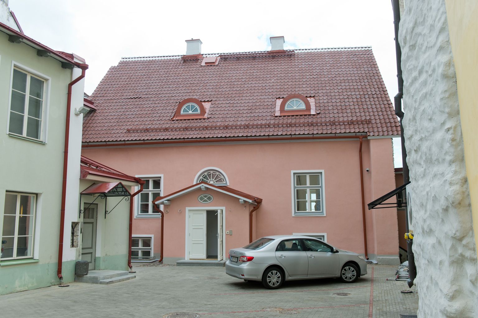 Nõupidamiste hoone Stenbocki maja hoovis