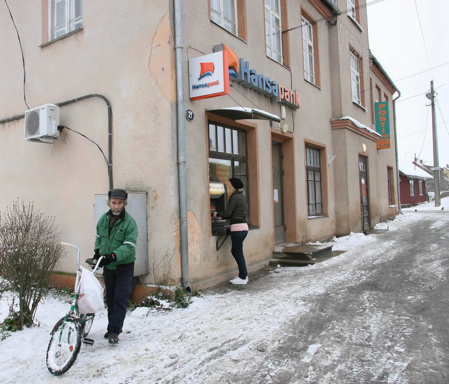 Väikeste pangakontorite külastatavus väheneb. Pildil Mustla.