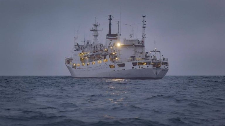 По данным разведок скандинавских стран, судно «Адмирал Владимирский», значащееся как океанографический корабль-исследователь, в одном из рейдов целый месяц плавало с выключенным передатчиком