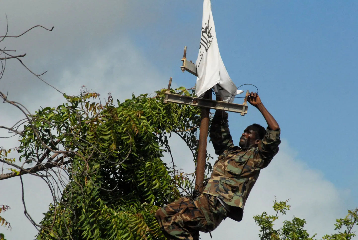 Somaalia valitsusvägede sõdur toob alla al-Shabaabi lippu.