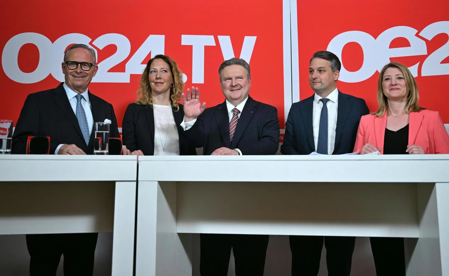 Vīnes mērs un Austrijas Sociāldemokrātiskās partijas (SPOe) galvenais kandidāts Mihaels Ludvigs vicina roku televīzijas debatēs pēc Vīnes pilsētas domes un rajonu padomju pirmo vēlēšanu rezultātu apkopošanas Vīnes rātsnamā 2025. gada 27. aprīlī.