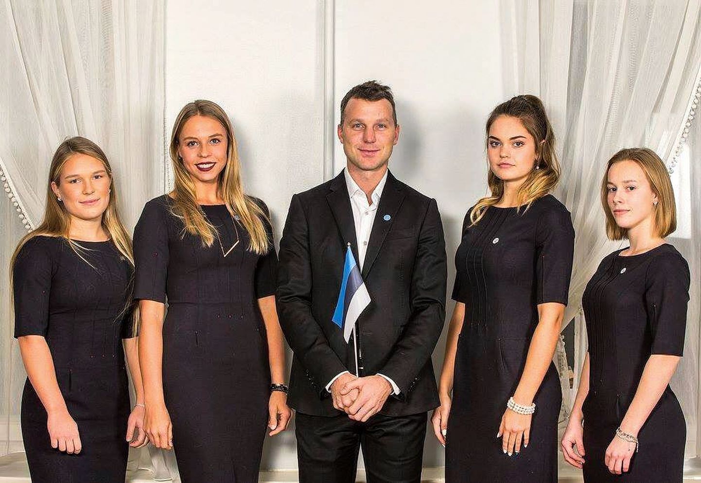 Eesti Fed Cup tennisenaiskond (vasakult) Saara Orav, Anett Kontaveit, kapten Märten Tamla, Katriin Saar ja Jelena Malõgina