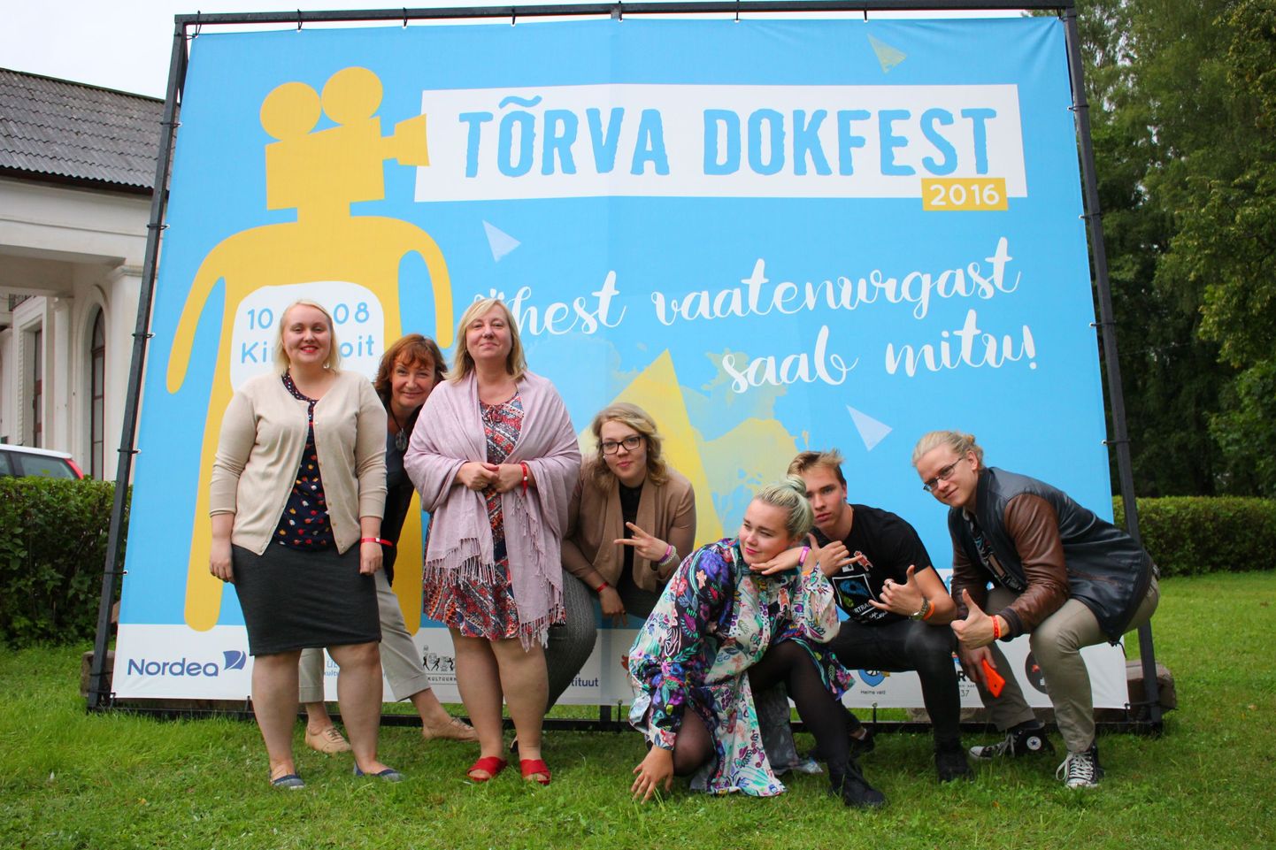Dokfesti korraldajameeskond koos vabatahtlikega. Paraku kõik festivali teoks teinud inimesed laupäevasele festivali lõpetamisele ei jõudnud.