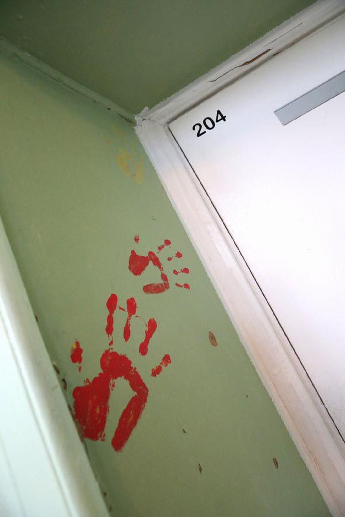 Klassiruumi number 204 ukse taga seinal olevad punased käejäljed näivad viitavat traagilisele juhtumile, mis seal esmaspäeva lõuna ajal aset leidis. Tegelikult tegid lapsed need seinale juba tükk aega tagasi.