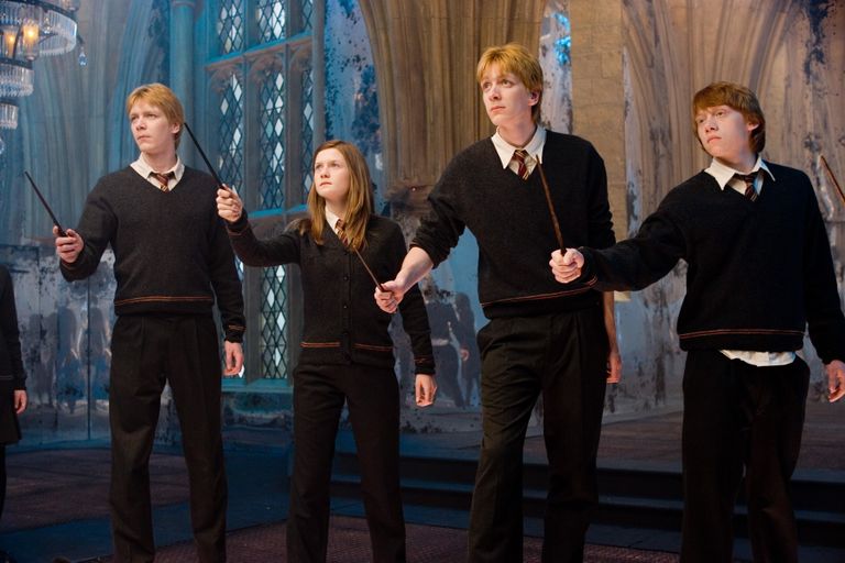 Stseen filmist. Oliver ja James Phelps mängisid George ja Fred Weasley't, Rupert Grint mängis Ron Weasley't ja Bonnie Wright mängis Ginny Weasley't.