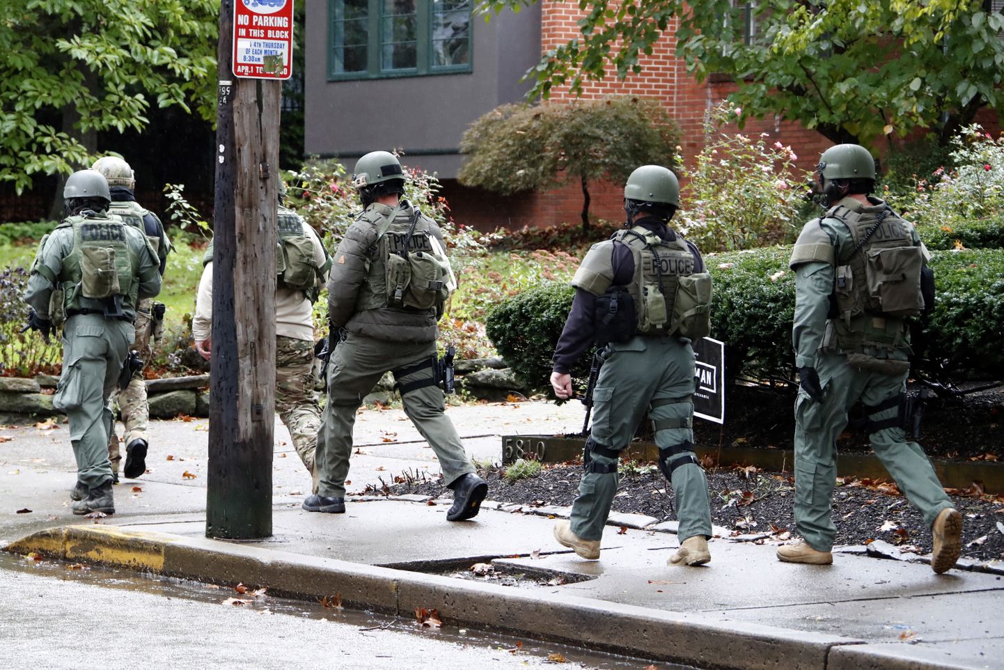 Policija pie sinagogas Pitsburgā, kur notikusi apšaude