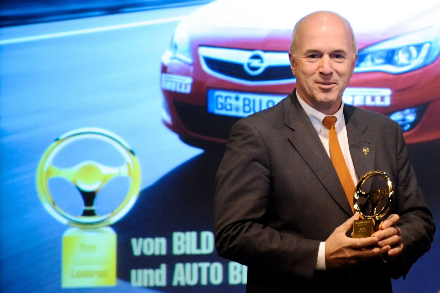 General Motorsi Euroopa juht Carl-Peter Forster 4. novembril Berliinis kuldse ratta auhinnagaalal Saksa pühapäevalehe Bild am Sonntag autoauhinna üle rõõmustamas.