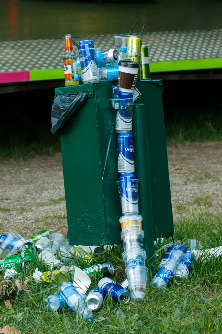 Tarbitud alkoholist järele jäänud taara Pühajärvel.