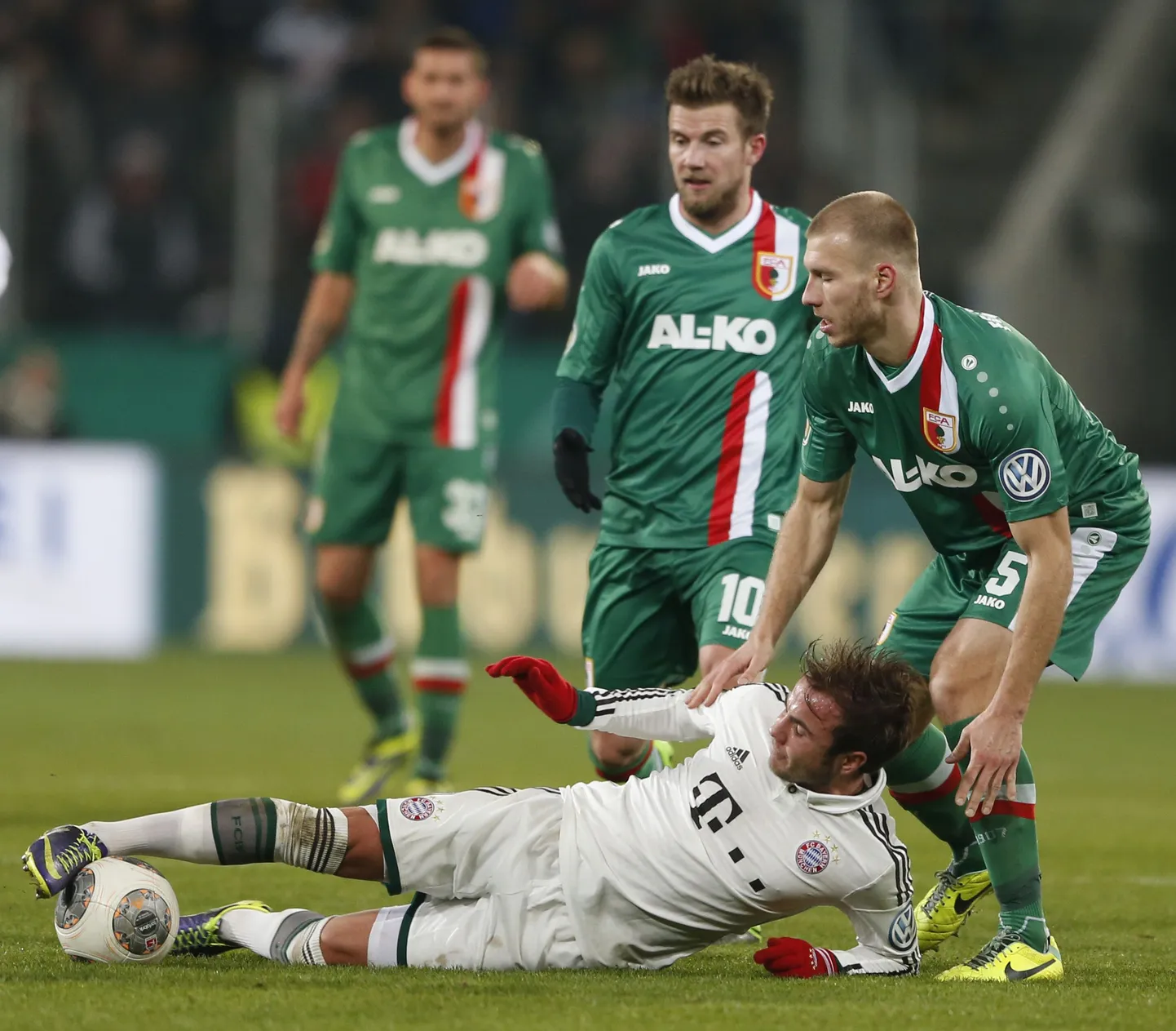Ragnar Klavan (paremal).