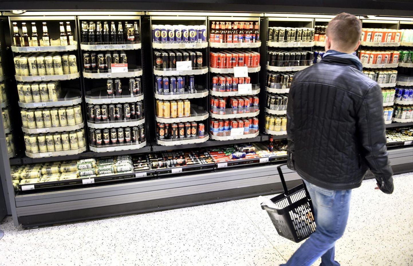 Mees möödumas alkoholikülmikust Helsingi kaubanduskeskuses. FOTO: Lehtikuva/Reuters/Scanpix