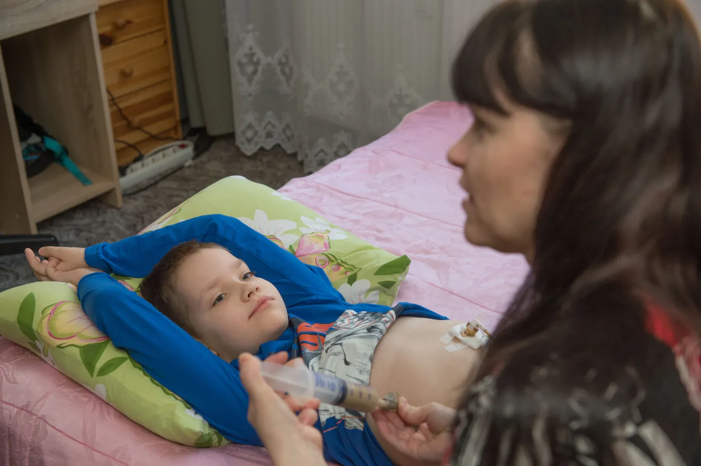 Eiko Evel on nii kaua, kui end mäletab, pidanud leppima teadmisega, et elus on maitseid, mida tema kunagi proovida ei saa. Pildil hommikusöögiaeg, mil ema Terje Evel surub süstlaga läbi sondi talle makku ravitoidusegu.
