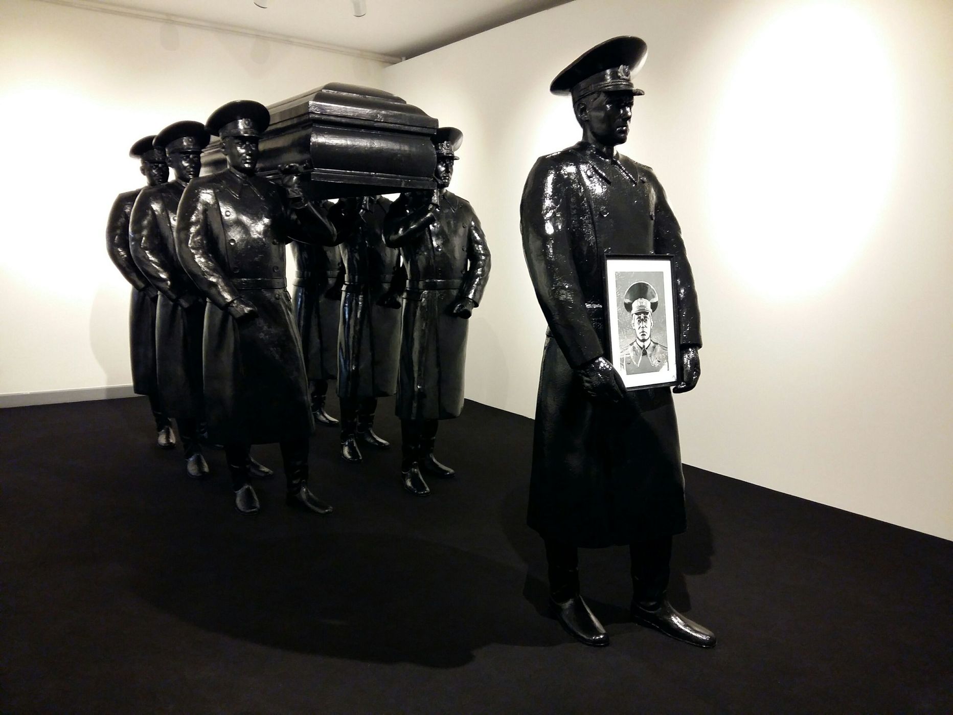 Sõdurid kannavad kirstu, milles on nende kaaslane. Osa Art Allmäe näitusest.