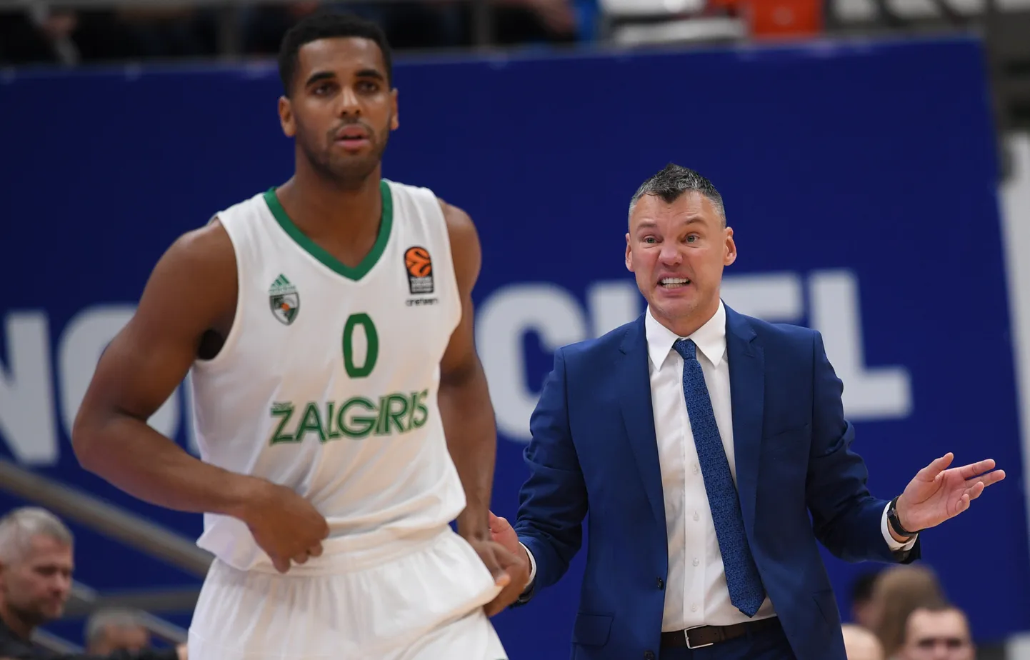 Kaunase Žalgirise meeskonna peatreener Šarūnas Jasikevičius (paremal) ja mängumees Brandon Davies.