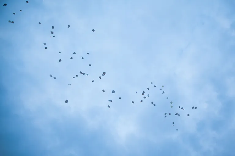 Aprilli alguses kogunesid Markkuse lähedased, et üheskoos noormehe 18. sünnipäeva tähistada taevase saadeti 110 õhupalli. Foto: