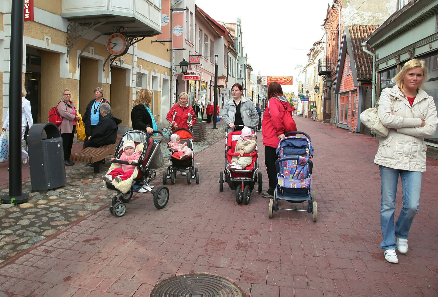 Noored emad Pärnu peatänaval.