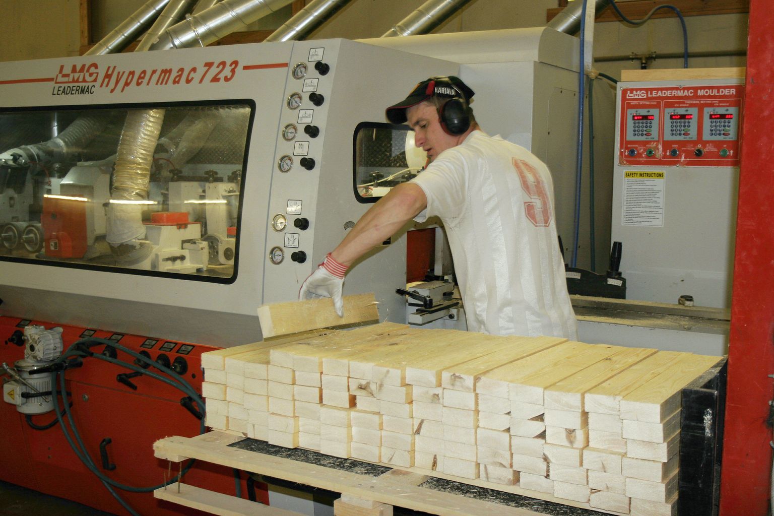 Aktsiaselts Textuur toodab Viljandimaal Karksi-Nuia tehases männikilpi ja kase-liimpuitu, mida kasutatakse täispuidust mööbli toorainena