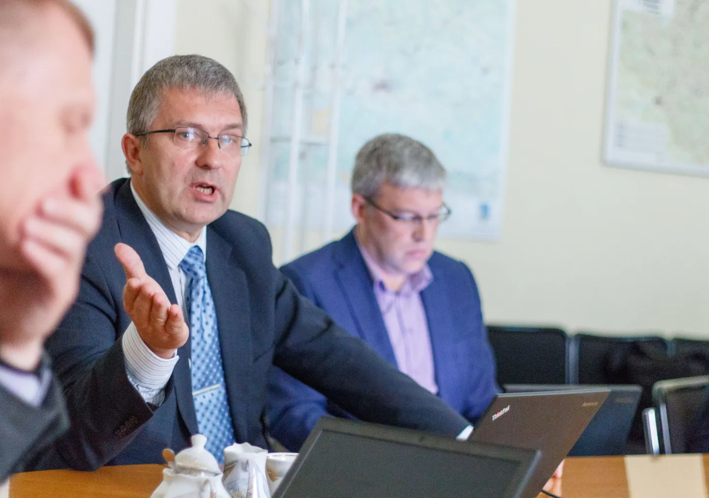 Maanteeameti juht Priit Sauk (keskel) on teist aastat üks paremini tasustatud tippjuhte riigisektoris.