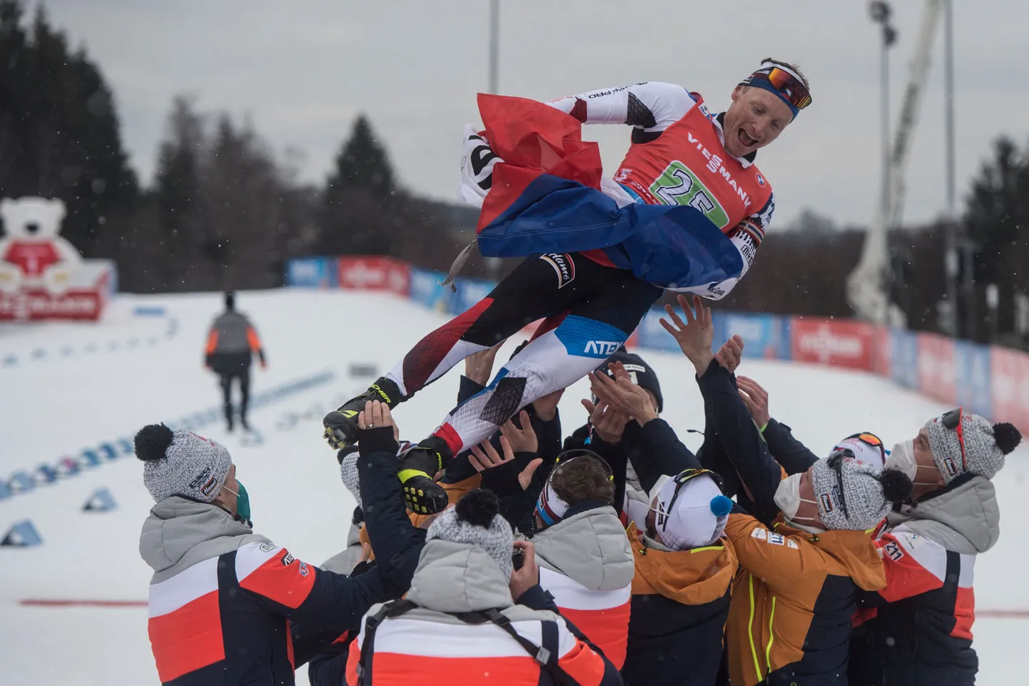 Ondrej Moravec visati pärast finišijoont tiimikaaslaste poolt õhku.